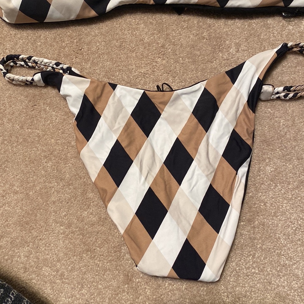 Bikini - Picture 2 of 4